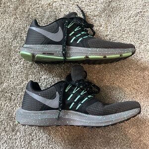 Good condition women’s Nike running shoes. NO INSOLES.